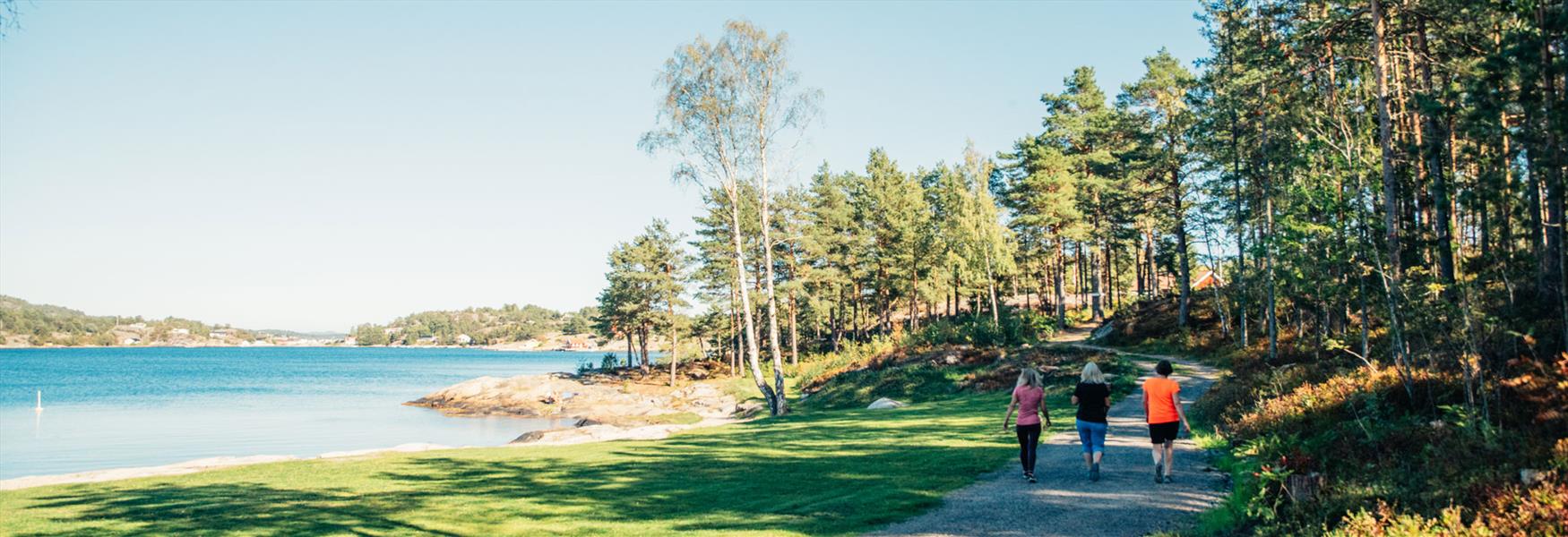 3 damer går kyststien ved Sjøterrassen i Bamble