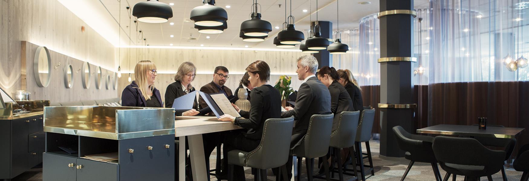 gjester som spiser på restaurant på Quality Hotel Skjærgården