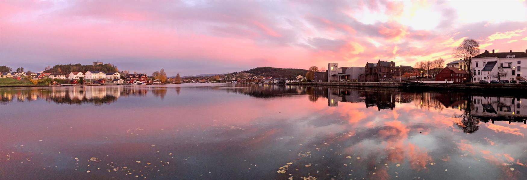 panoramautsikt over Porsgrunnselva og Porsgrunn høstkveld