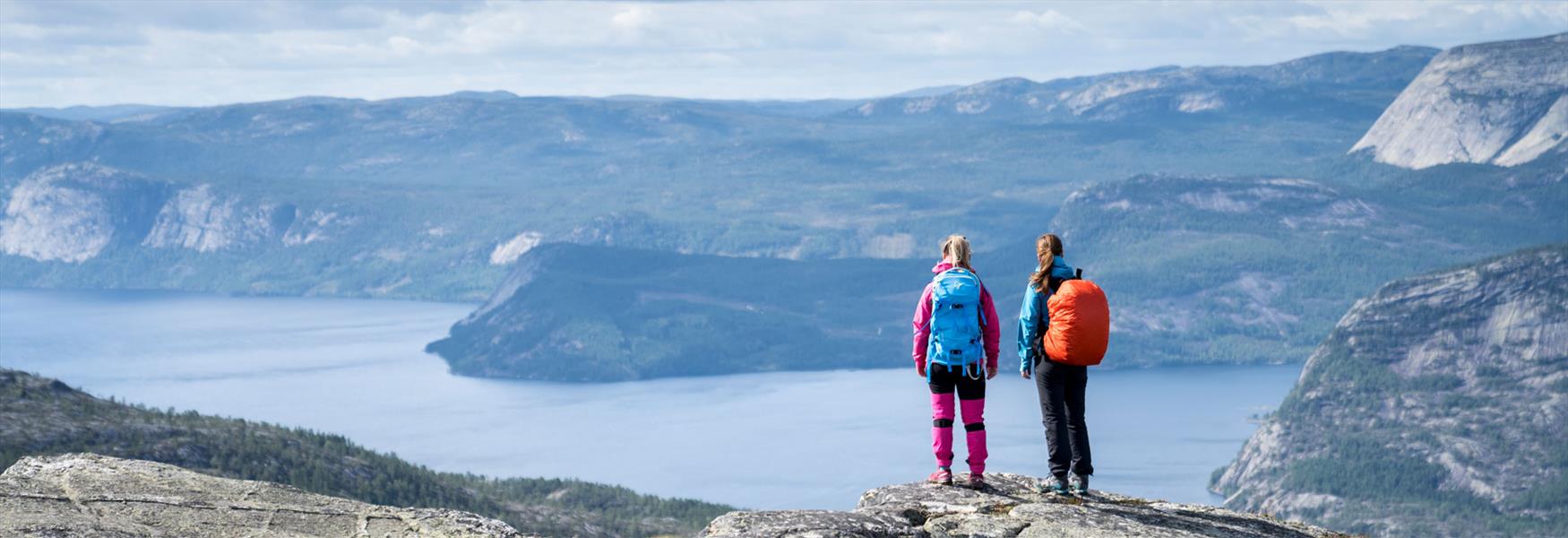 2 damer på toppen av Venelifjell i Vrådal