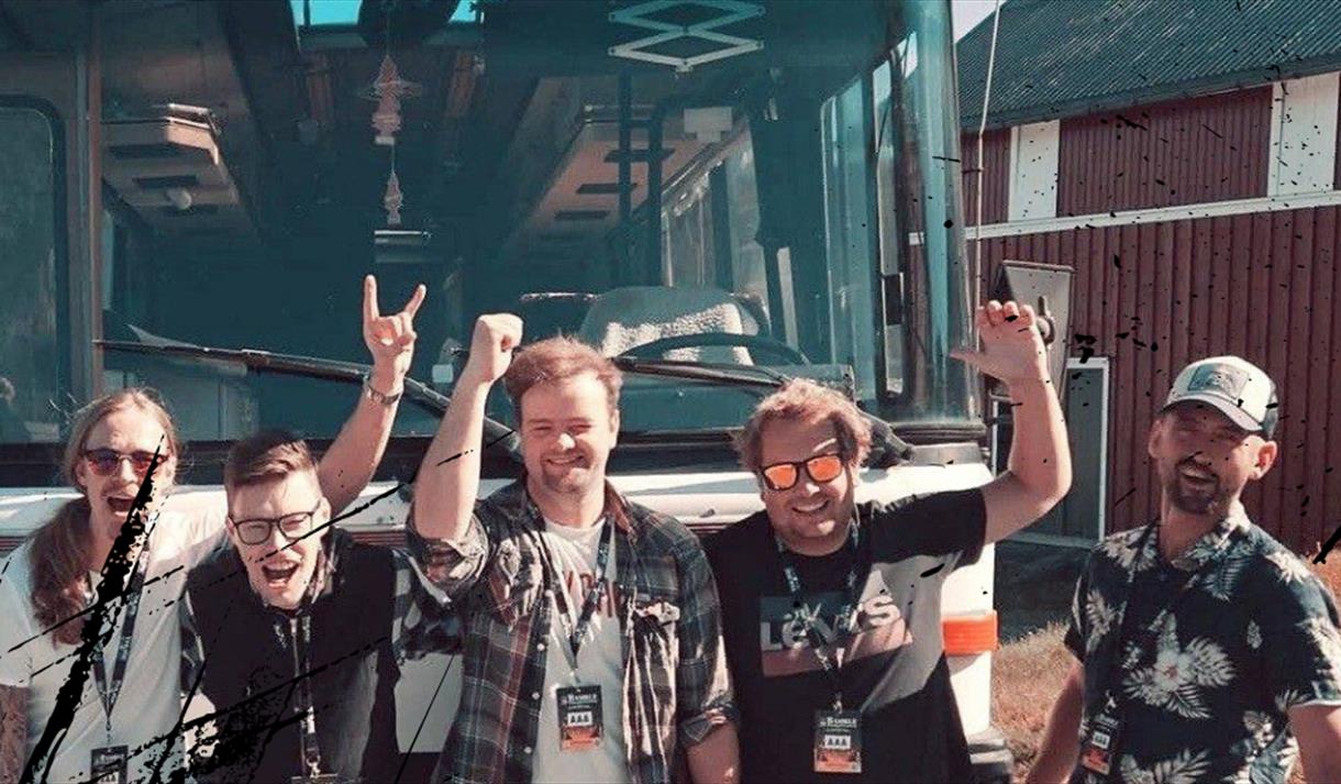 5 menn foran en buss