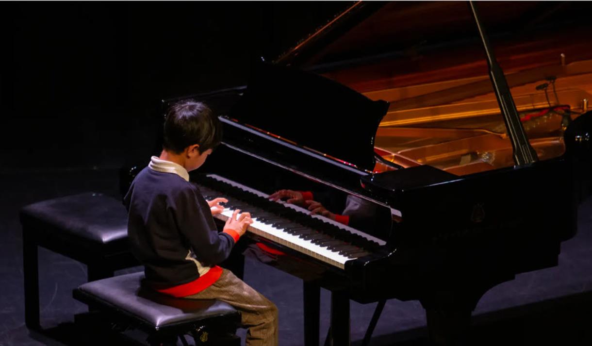 gutt foran piano