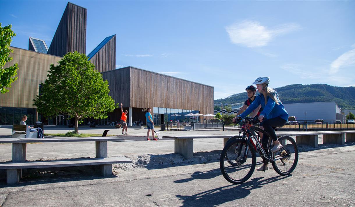 sykling forbi Bok & Blueshuset i Notodden