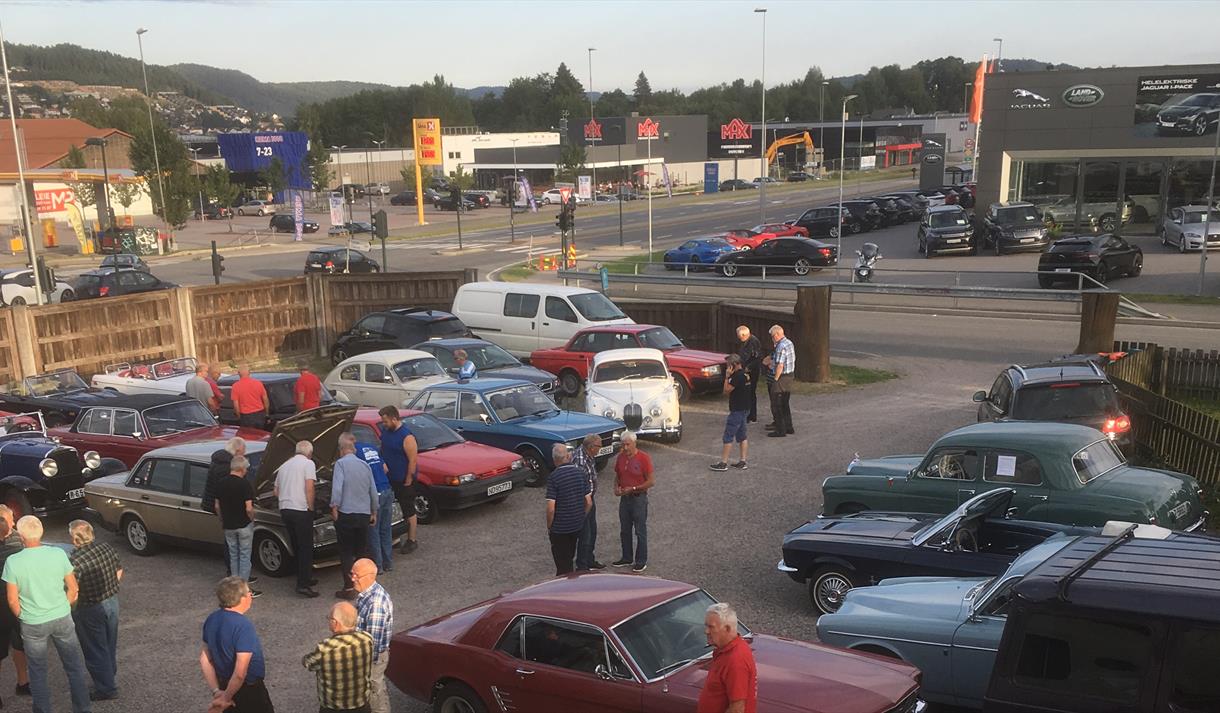 Mange forskjellige veteranbiler og oppleve