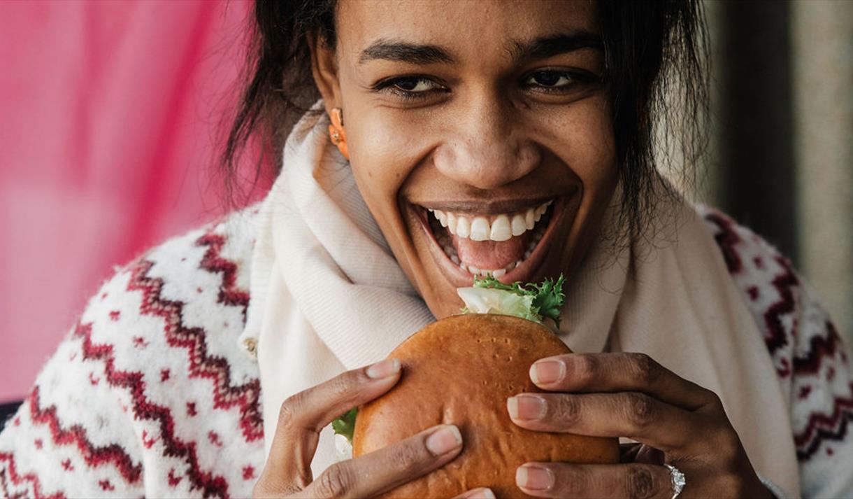 jente som spiser en burger