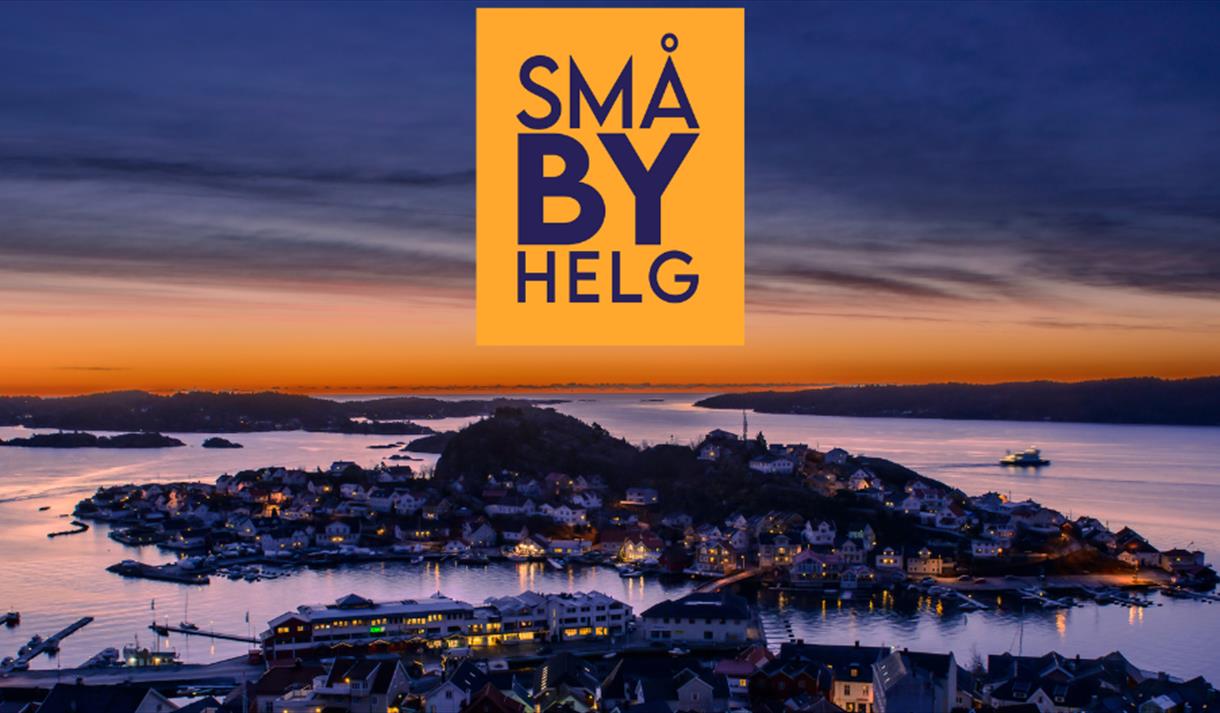 dronebilde av Kragerø om kvelden med Logo til Småbyhelg