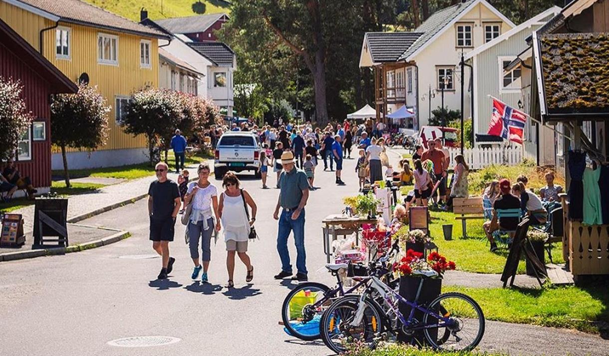 mange mennesker i folkestadbyen på en sommerdag