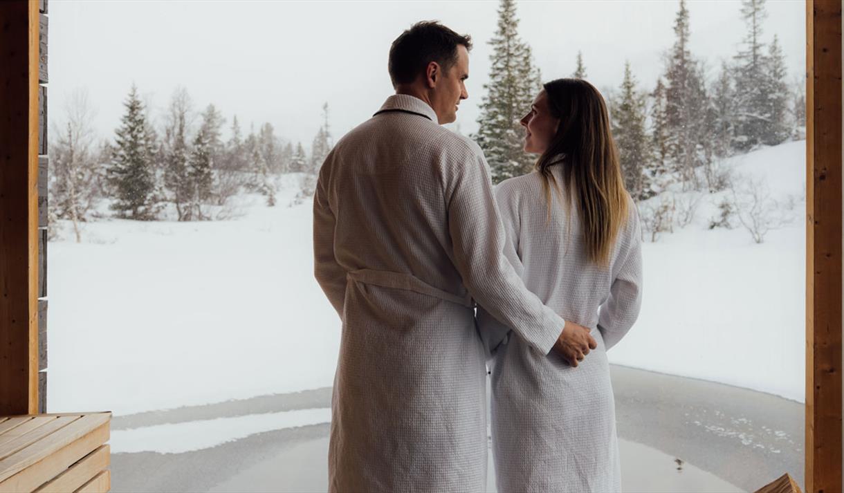 par på flytende sauna om vinteren