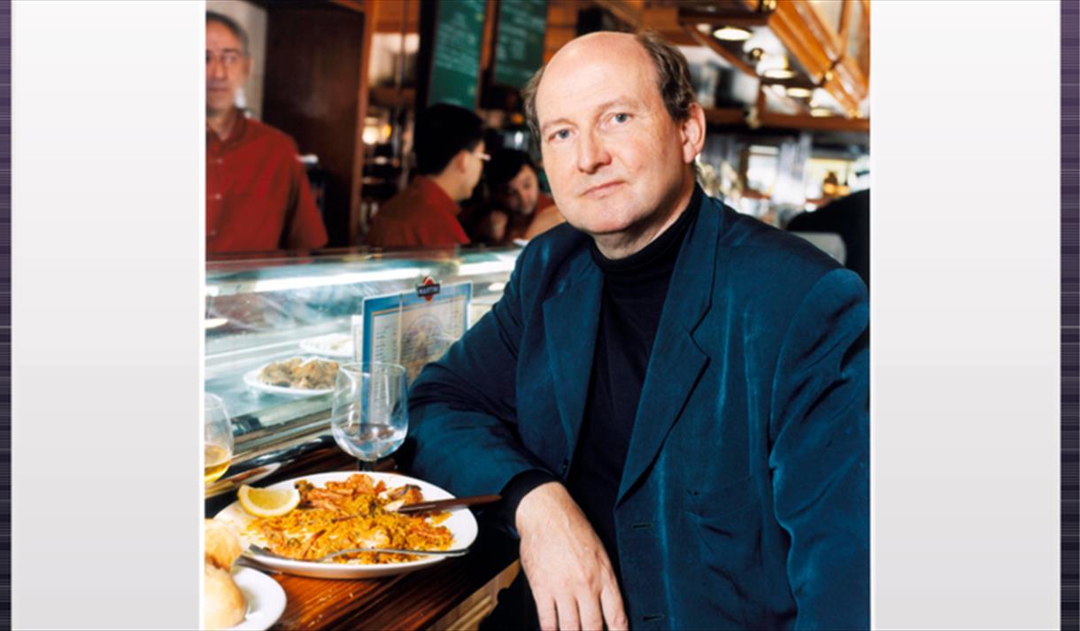 mann som sitter på et restaurant