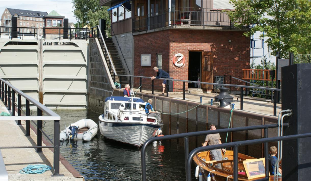 fritidsbåt i Skien sluse