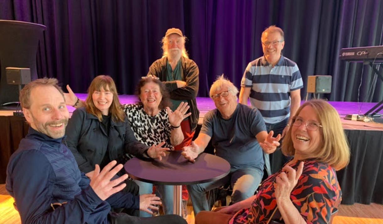 gruppe mennesker som sitter rundt et bord
