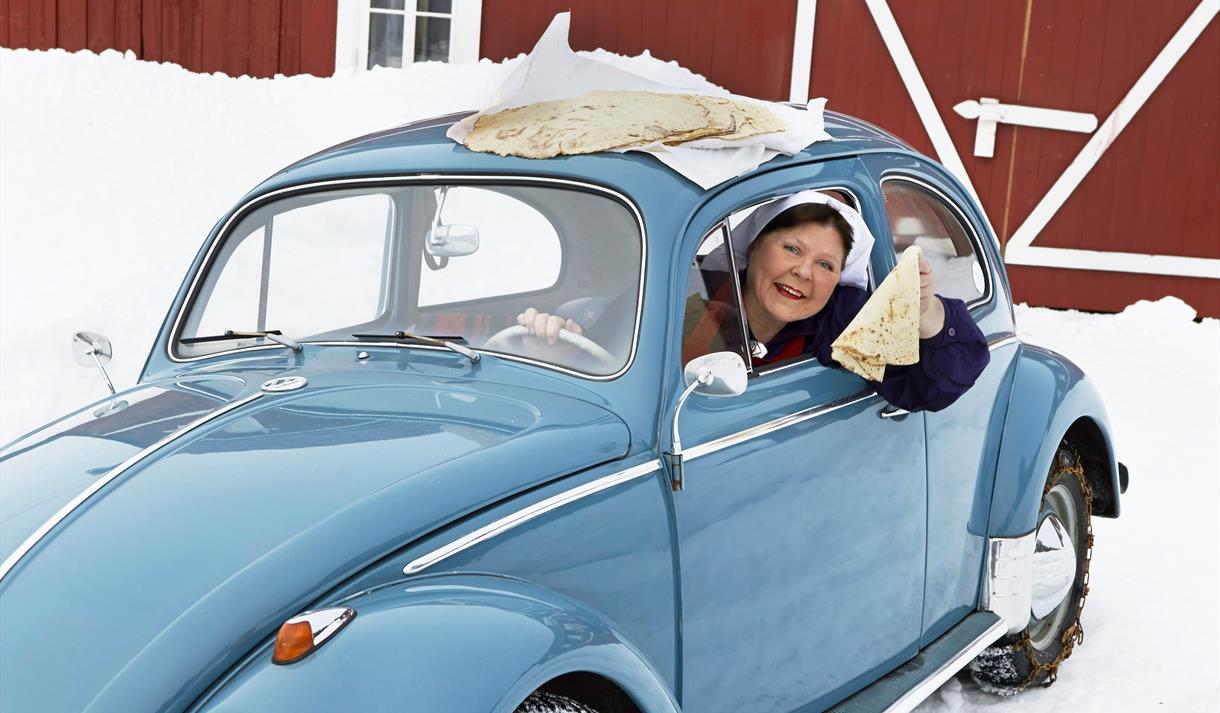 Bodil Nordjore i blå bil