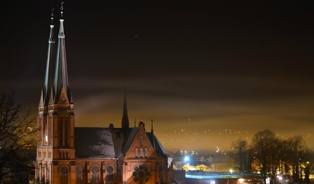 Skien kirke om natten