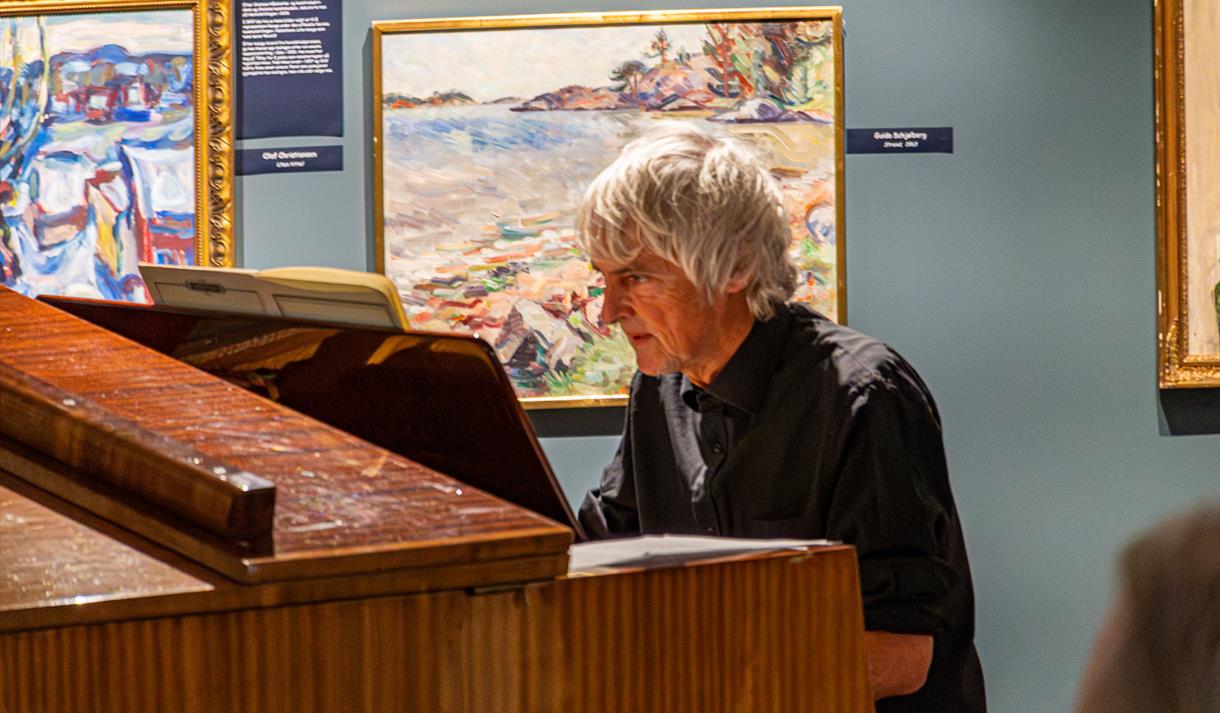 Robert Carding ved flygelet