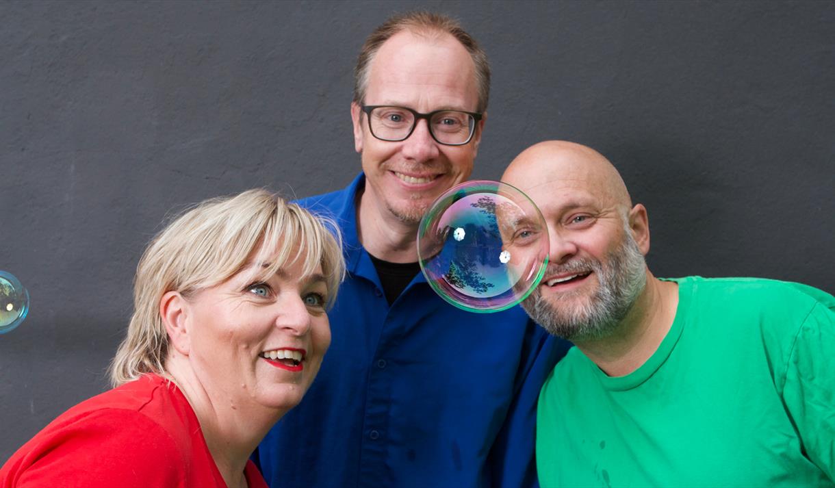 2 menn og en kvinne fra "Småting"