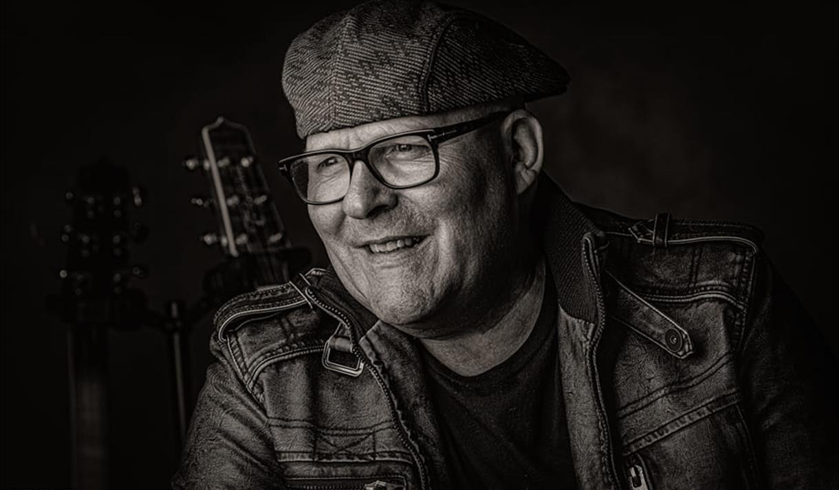 sort hvitt bilder av mann med lue og sorte briller