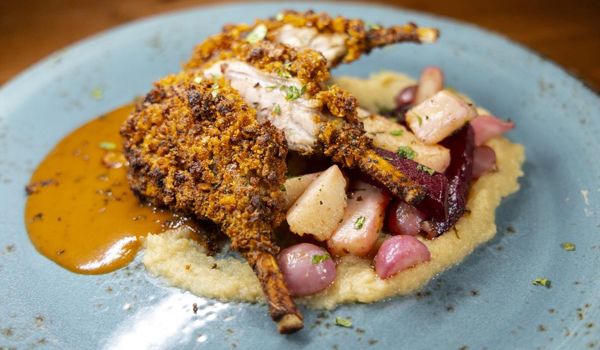 Lammecarré med urteskorpe, rotgrønnsaker, myntesalsa og pastinakkpuré.