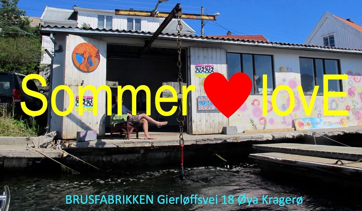 Det gamle murhuset på Øya i Kragerø som i sin tid var en brusfabrikk blir om sommeren brukt som kunstgalleri.
