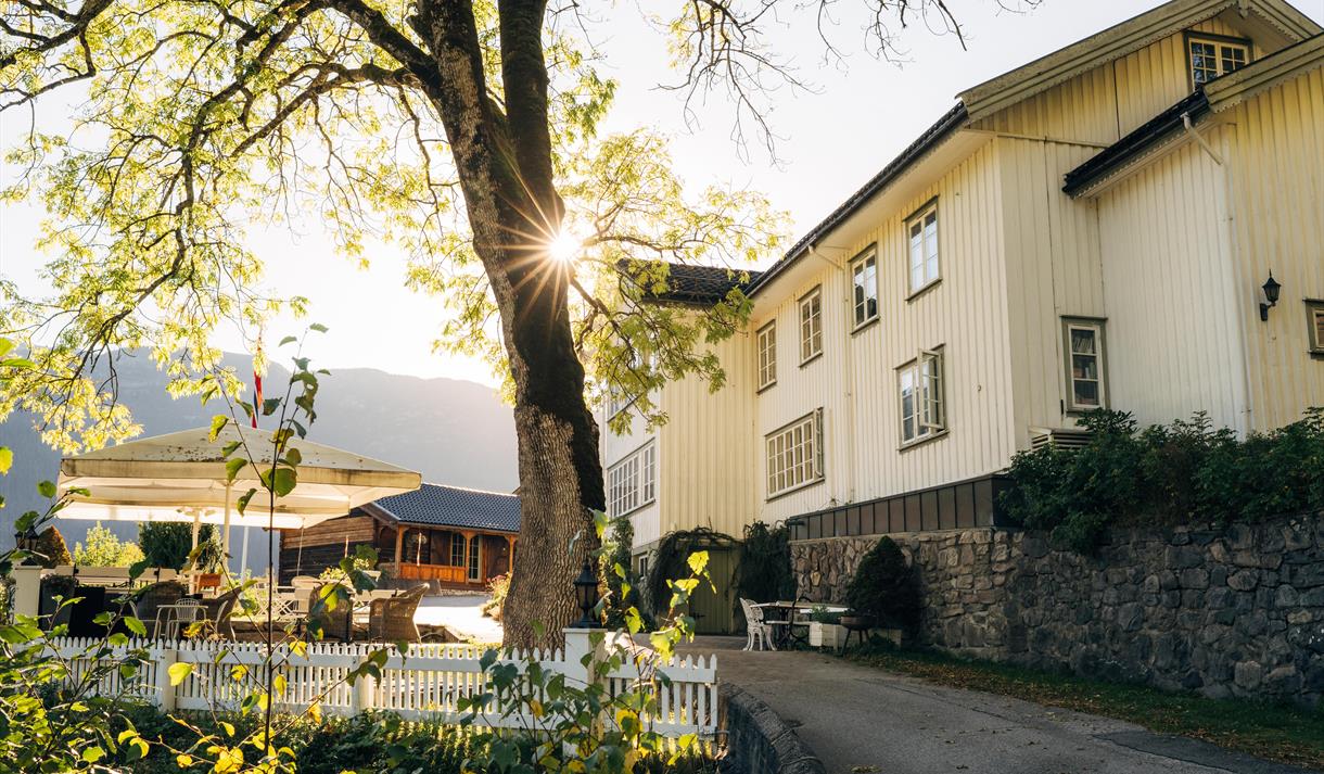 Nutheim Gjestgiveri i vår sol.