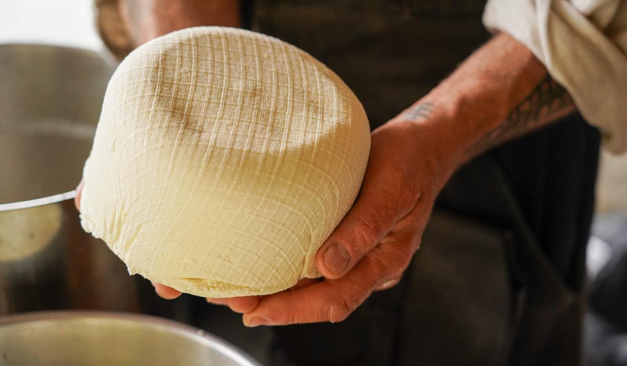 Ysting på gamalt vis, Vest-Telemark museum Eidsborg.