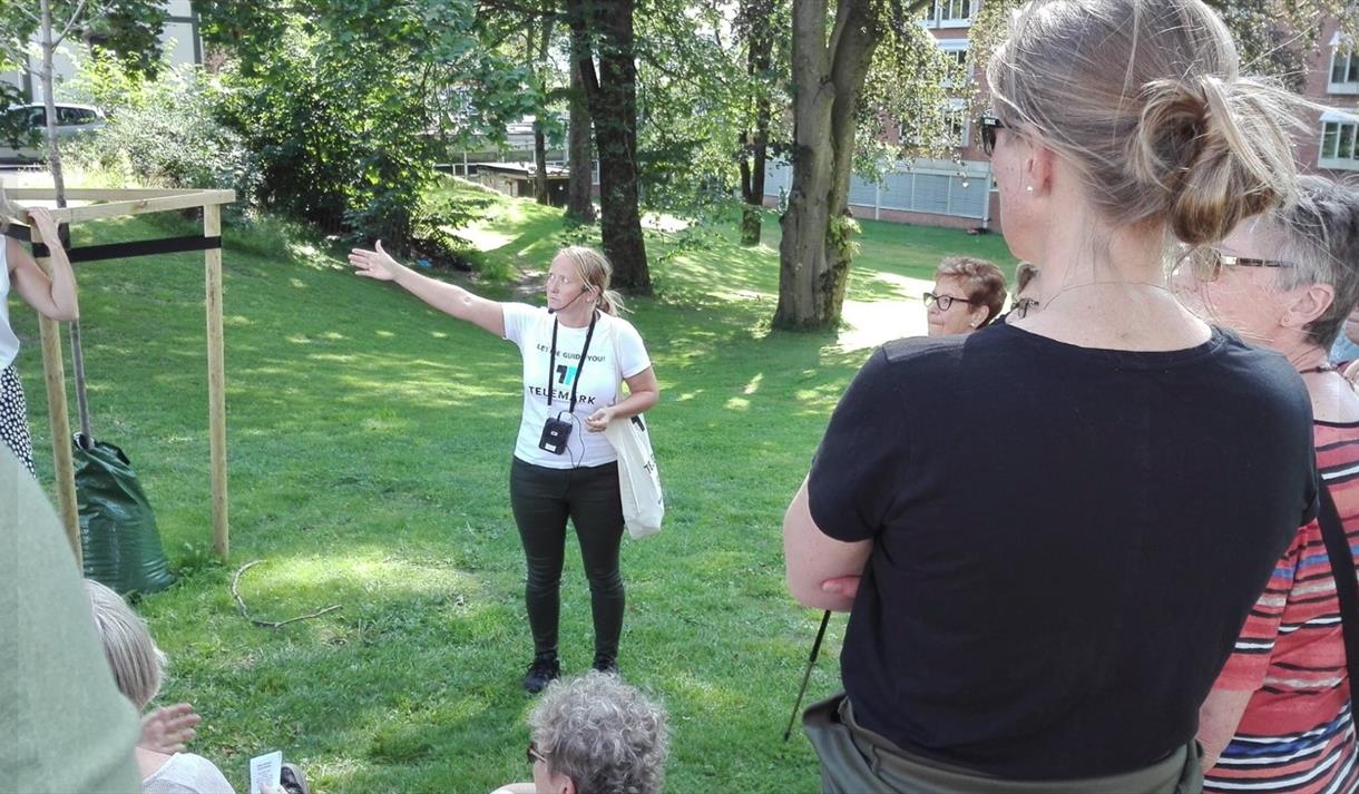 En dame som guider i en park