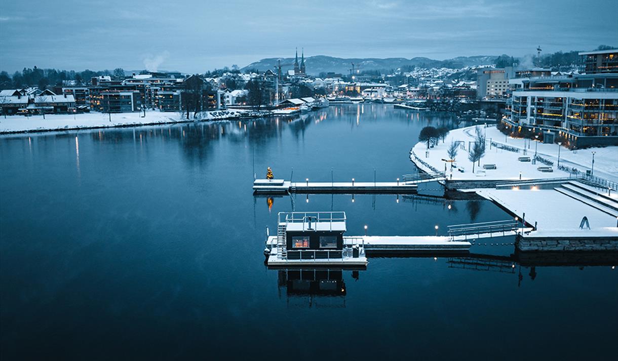 saunabåten Frank i Skien om vinteren