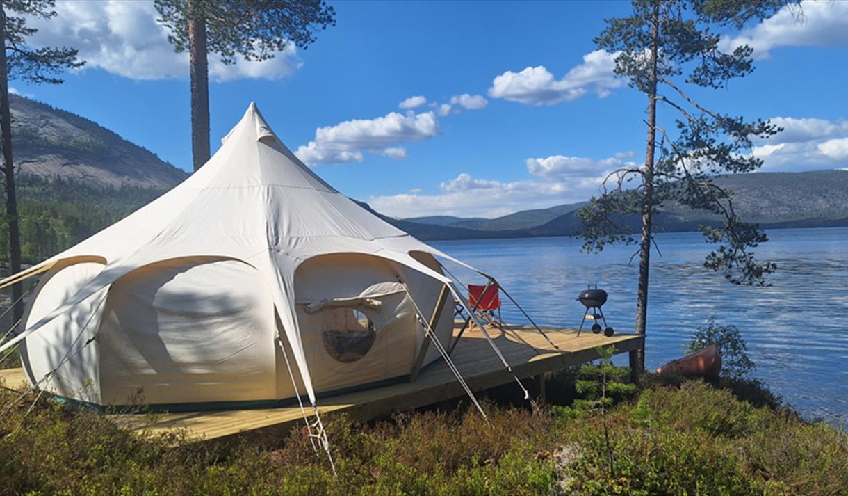 Glampingtelt rett ved vannet