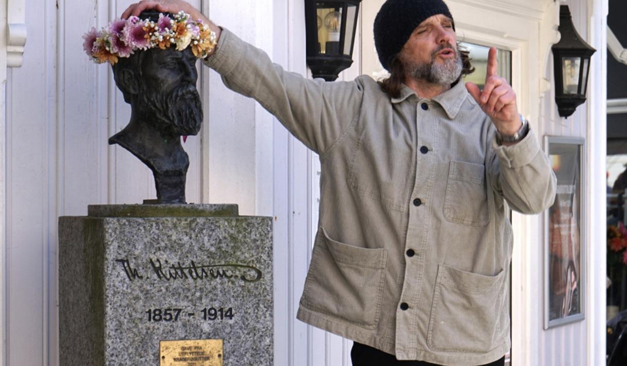 Vandringen starter ved bysten på Theodor Kittelsens Plass i sentrum. Formidler: Thomas Bakkerud