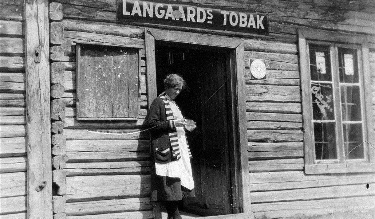 InInga Frantzen ved bua til Tarjei E. Aamdal på Gamlebyen, truleg 1940-talet. ga Frantzen ved bua til Tarjei Aamdal på Gamlebyen