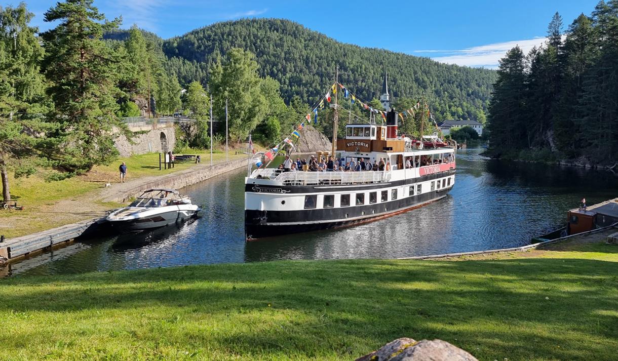 MS Victoria i Løveid sluse