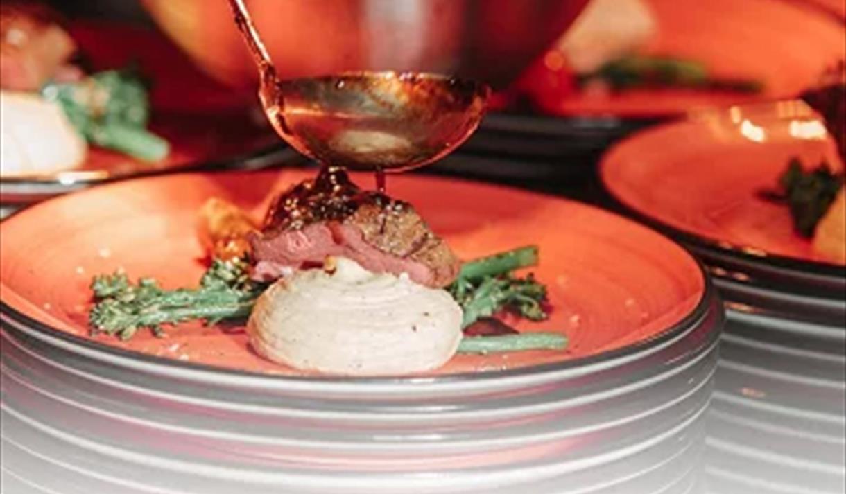 tallerken med mat , kjøtt og grønt