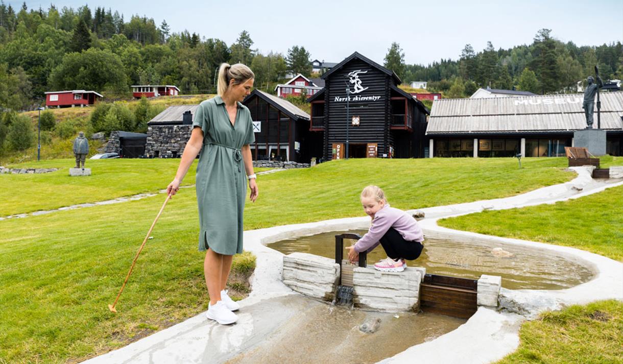mor og datter leker i vassparken ved Norsk Skieventyr