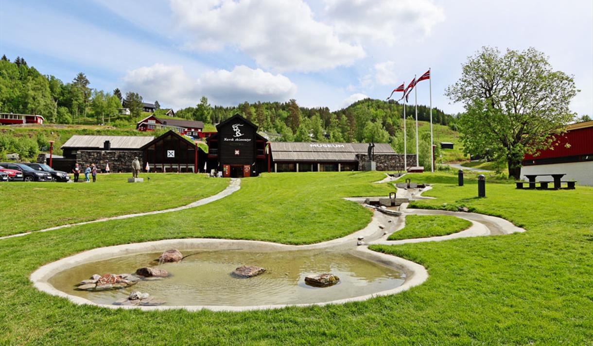 Norsk skieventyr i Morgedal med vassparken foran.