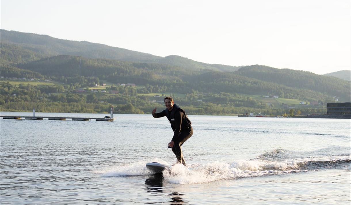 mann på elsurfbrett fra Notodden Opplevelser