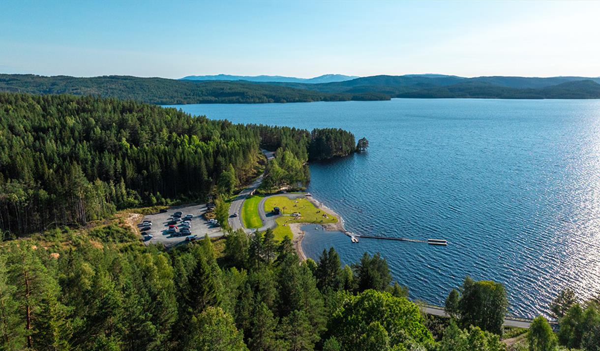 dronebilde av badeplassen på Follsjøen i Notodden
