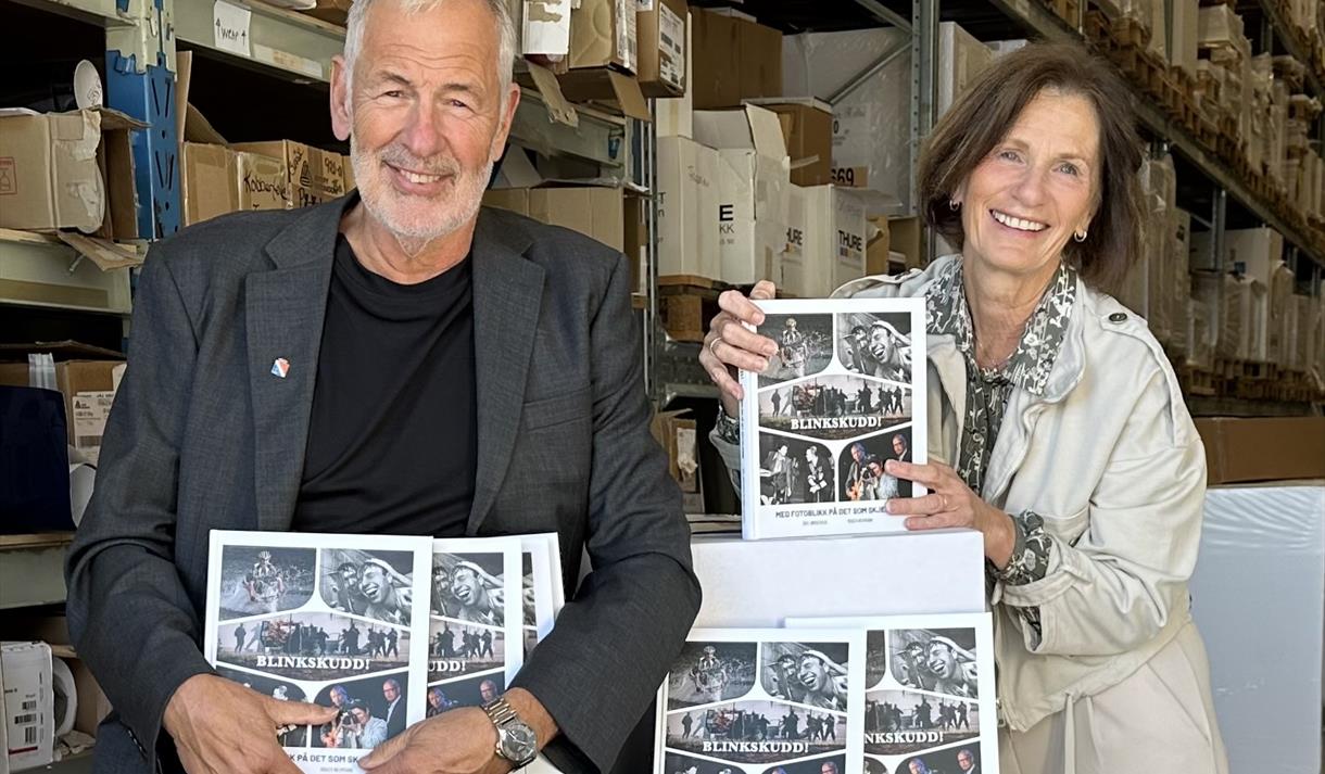 Roger Neumann og Gro Jørgensen med boka "Blinkskudd!".