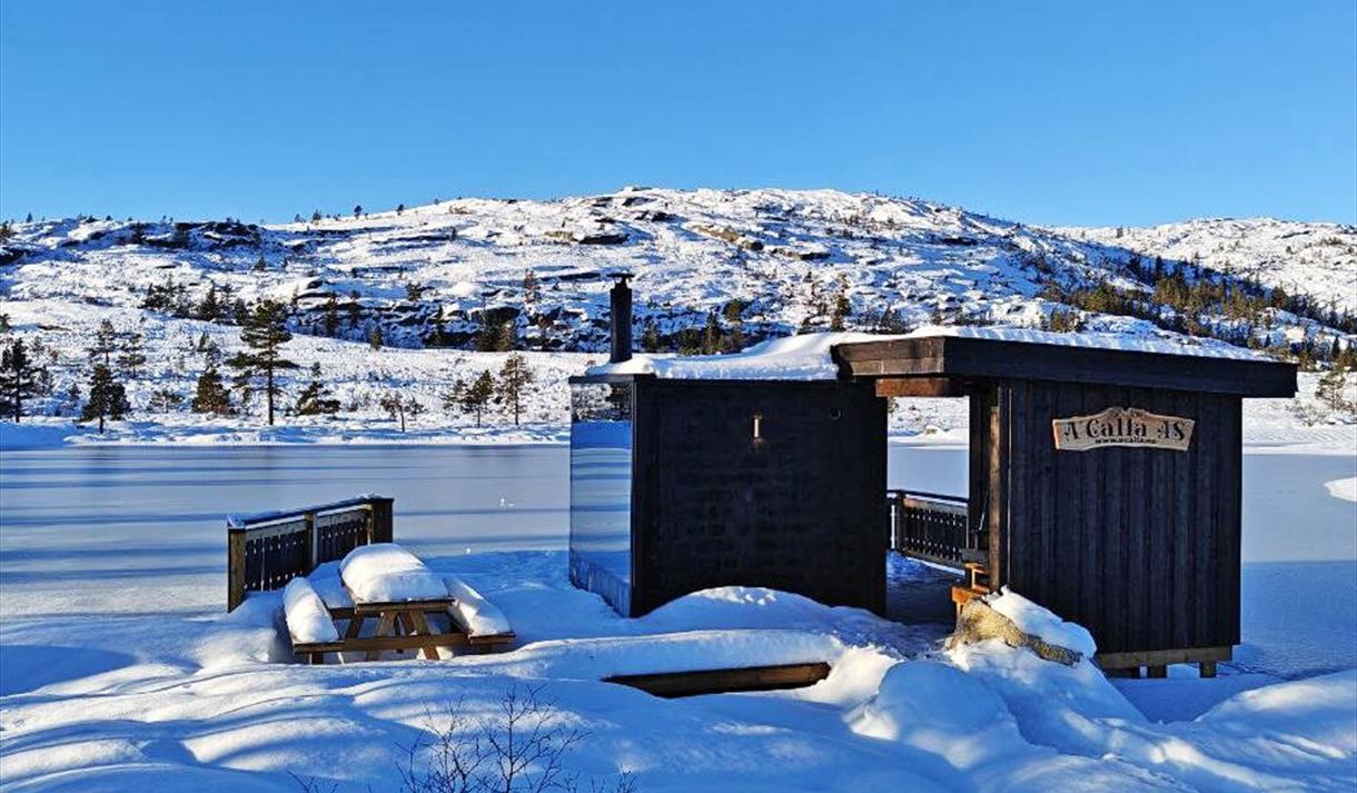 Panorama badstue i vinter med snø