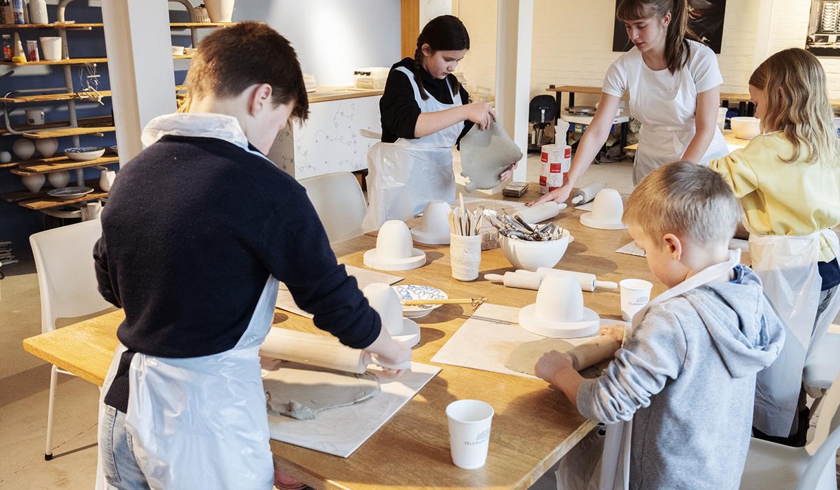 Leire-workshop for barn på Porselensmuseet