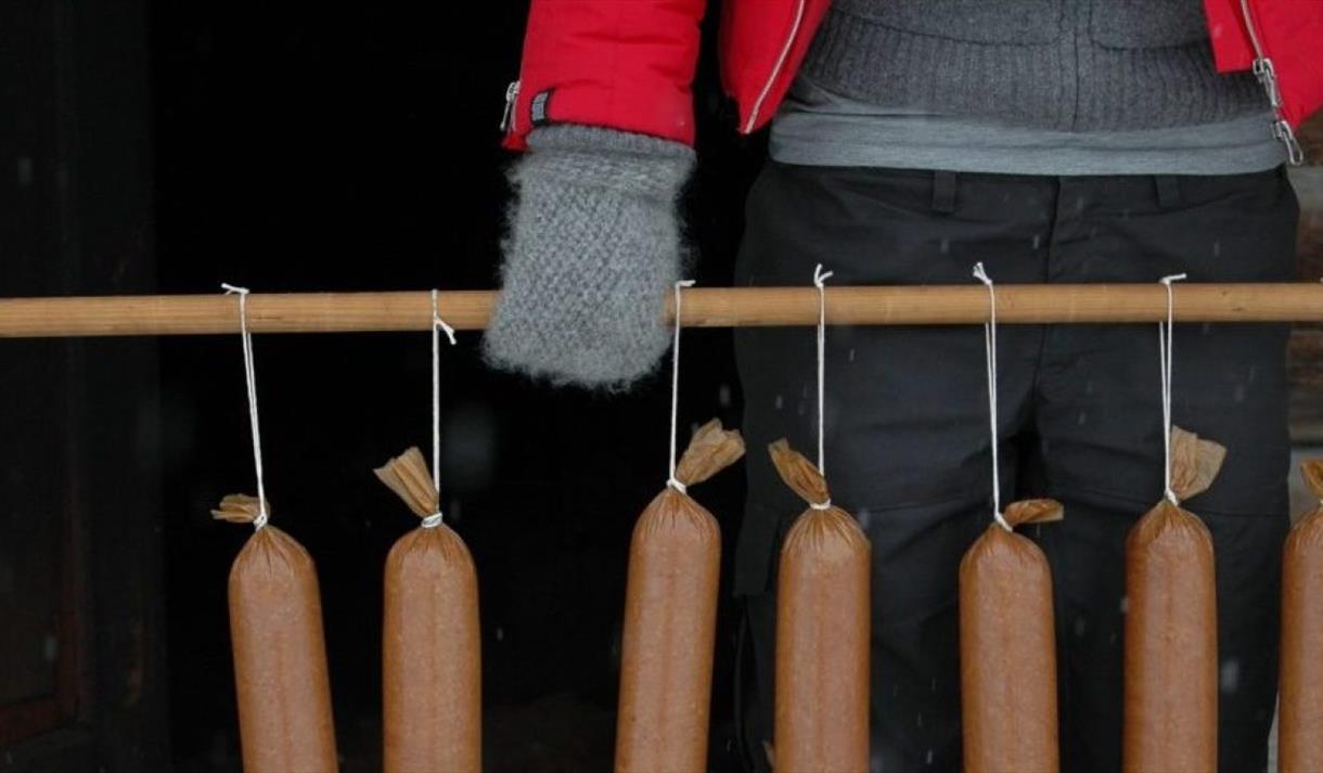 Vesaaskurv som henger på en kjepp