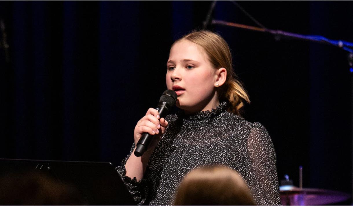 jente som synger