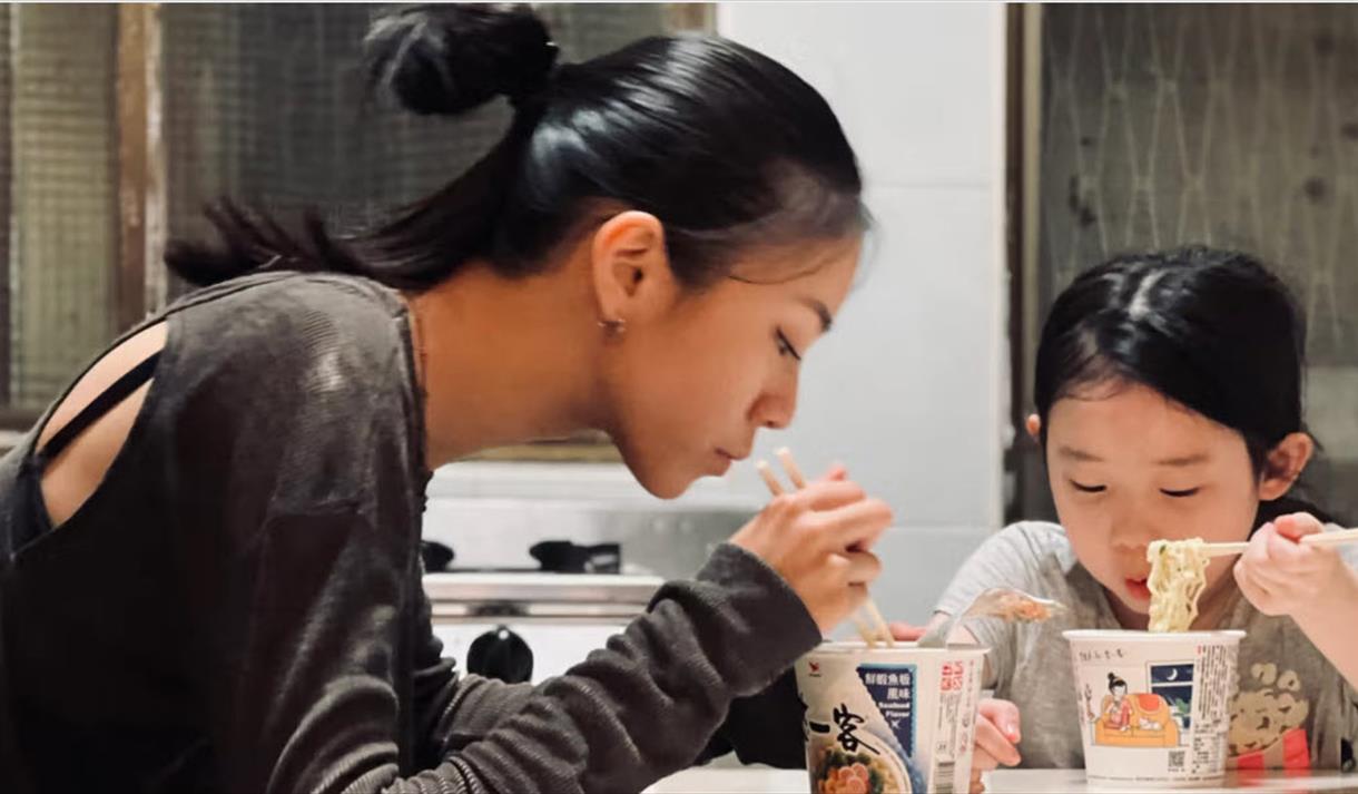 scene fra "Left-Handed girl"