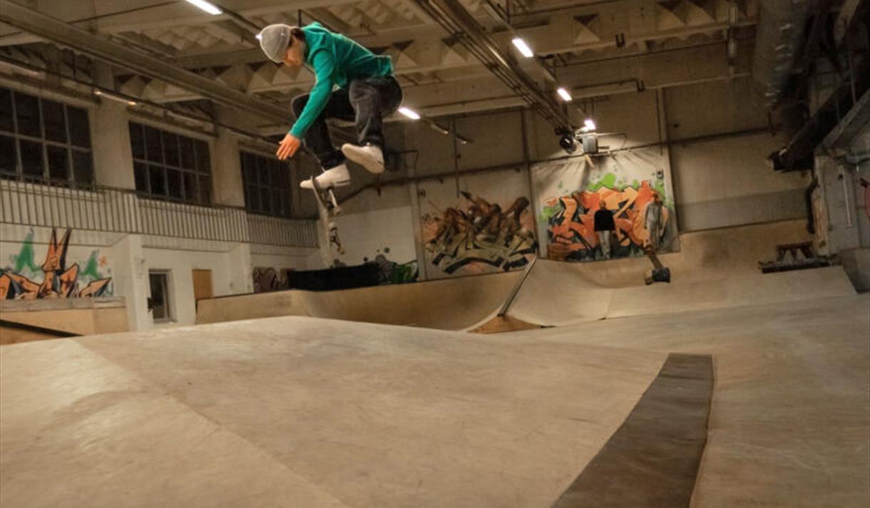gutt på skatehall i Notodden