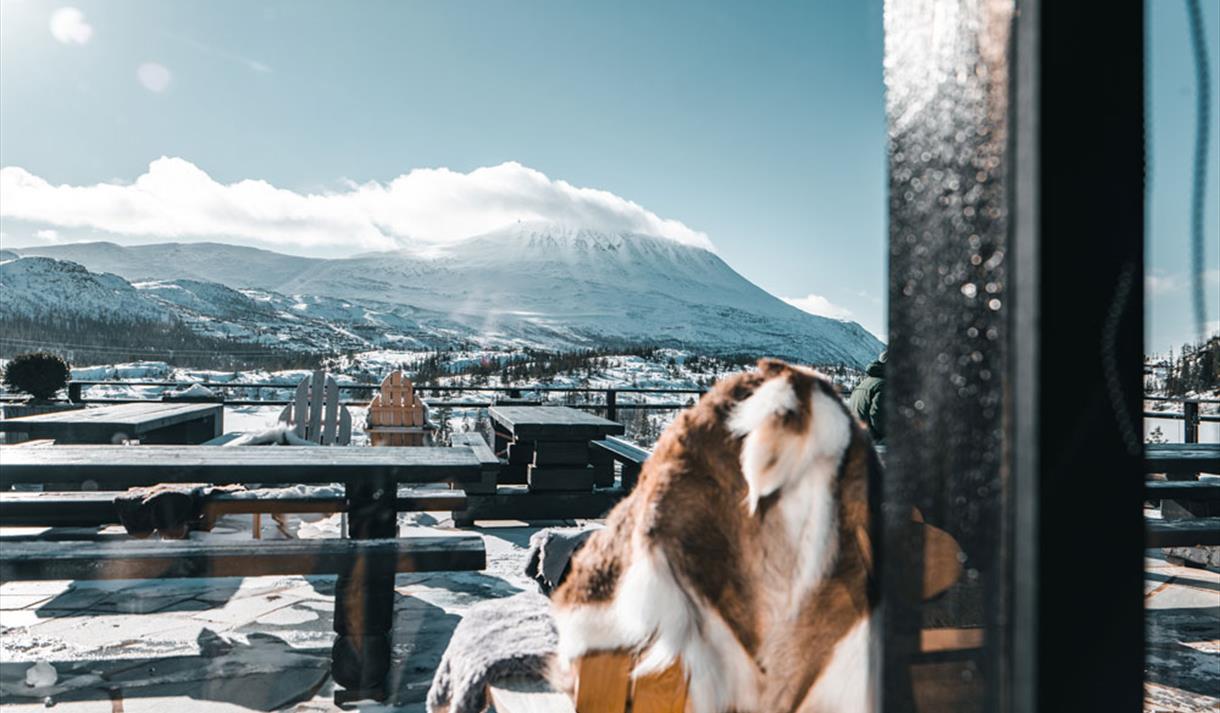 utsikt mot Gaustatoppen fra terrassen til Gaustablikk Fjellresort om vintern