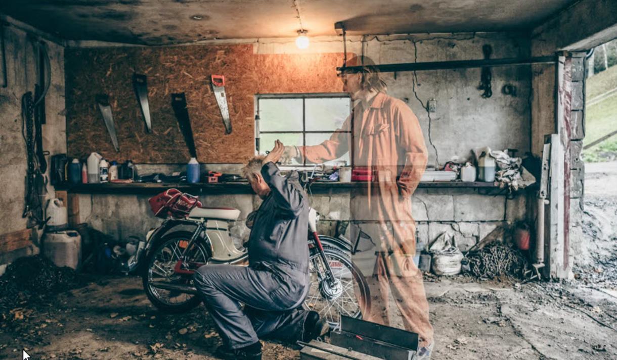 2 menn på en verksted