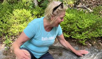 Kristin Rangnes fra Geoparken forteller entusiastisk om naturhistorien på Skåtøy