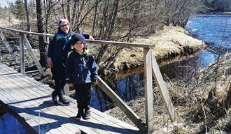 To gutter ved en bro langs folkestien i Notodden. Foto