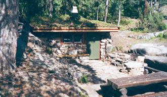 rasteplass ved en liten hytte