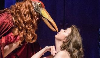 Scene fra en teaterforestilling, en med ørnenebb og en dame