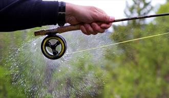 mann holder fiskestang