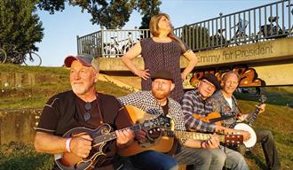Emmy and the Bluegrass Pals. 4 menn og 1 dame som sitter ute i en hage